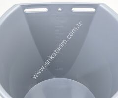 8 lt, skalalı, metal kulplu buzağı emzirme kovası, gri renkli, komple set